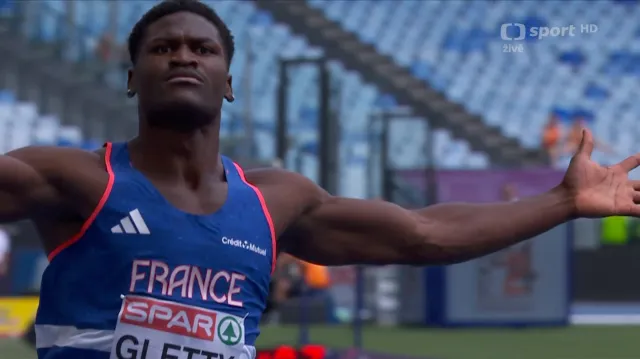 Opravný běh na 110 m překážek desetibojaře Glettyho