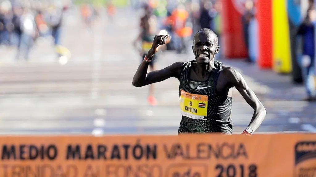 Keňský běžec Abraham Kiptum v cílí půlmaratonu ve Valencii
