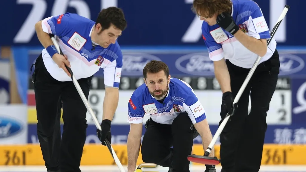 Skip Jiří Snítil (uprostřed), Jindřich Kitzberger a Marek Vydra (vpravo) na MS v Pekingu