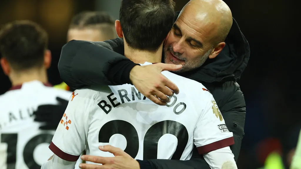 Pep Guardiola a Bernardo Silva po vítězství v Goodison Parku