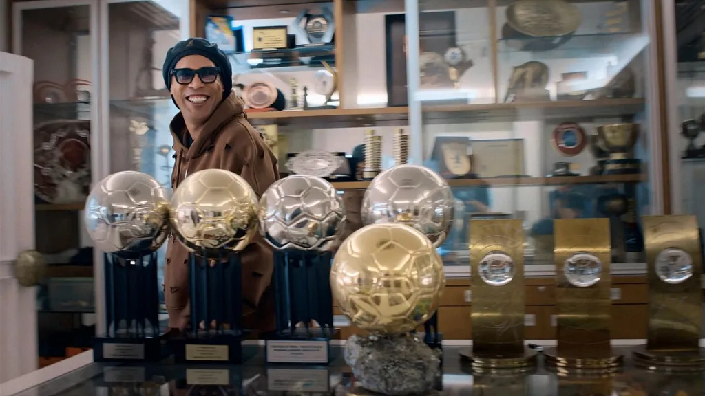 Svého druhu unikát. Fotbalista Ronaldinho v síni se svými trofejemi. Záběr z netflixového dokumentu