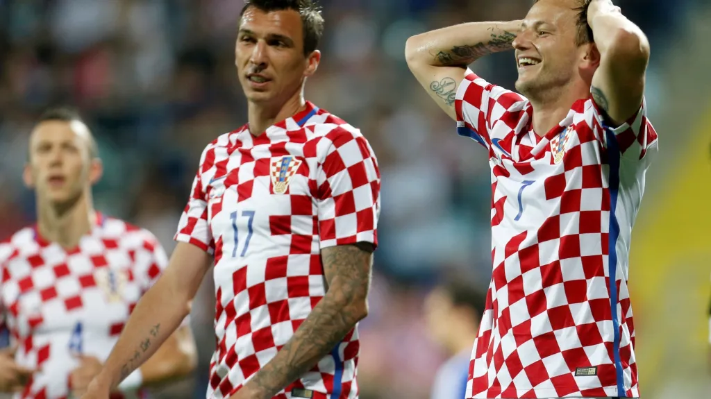 Mario Mandžukič (vlevo) s chorvatským spoluhráčem Ivanem Rakitičem
