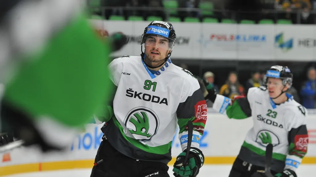 Tomáš Knotek (č. 91) slaví se spoluhráči z Mladé Boleslavi