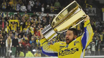 Marek Melenonský ze Zlína s trofejí pro mistra extraligy