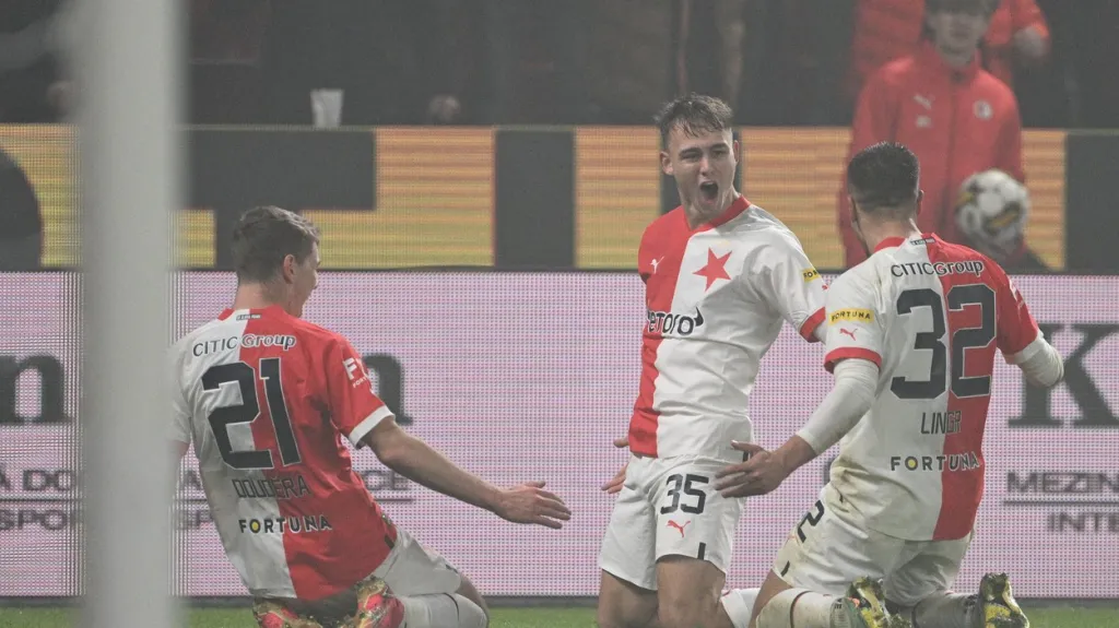 Matěj Jurásek (uprostřed) si užívá své první ligové trefy