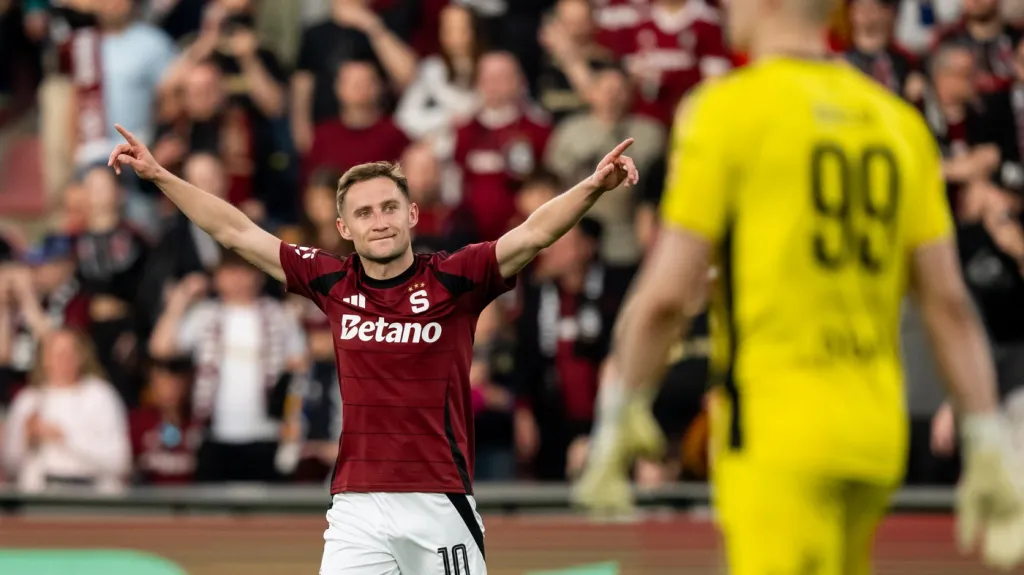 Jan Kuchta oslavuje gól, který dal Jablonci