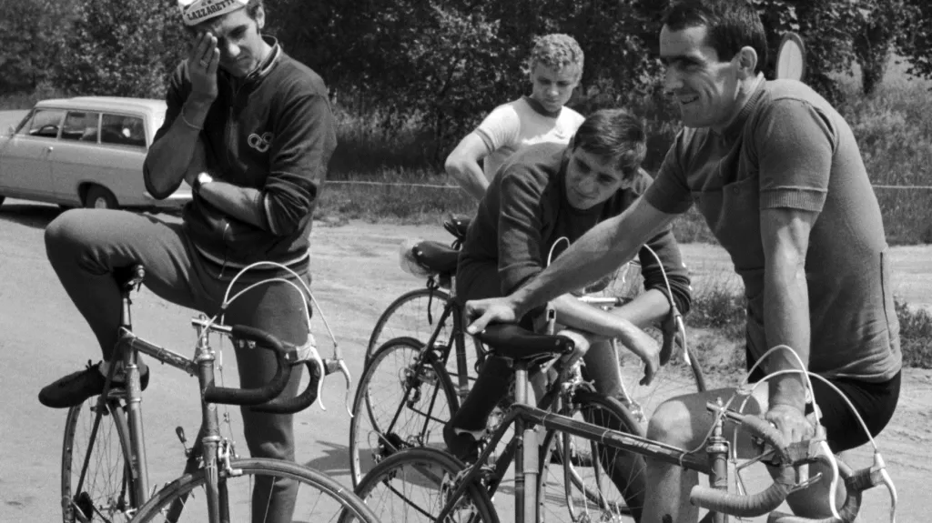 Českoslovenští cyklisté. Vlevo Jan Smolík, vpravo Pavel Doležel