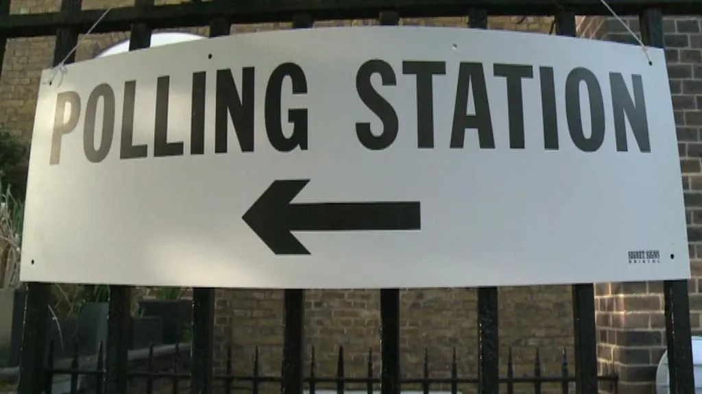 V Británii začaly volby