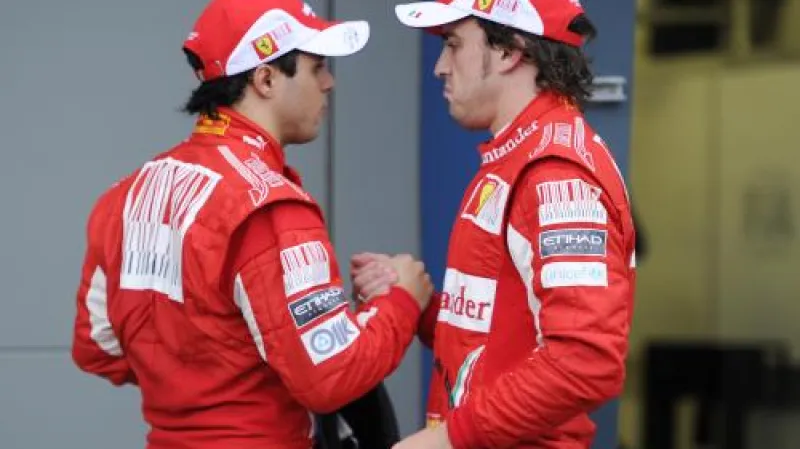 Jezdci stáje Ferrari Felipe Massa a Fernando Alonso
