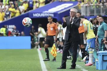 Carlo Ancelotti na lavičce Brazílie v utkání proti Japonsku