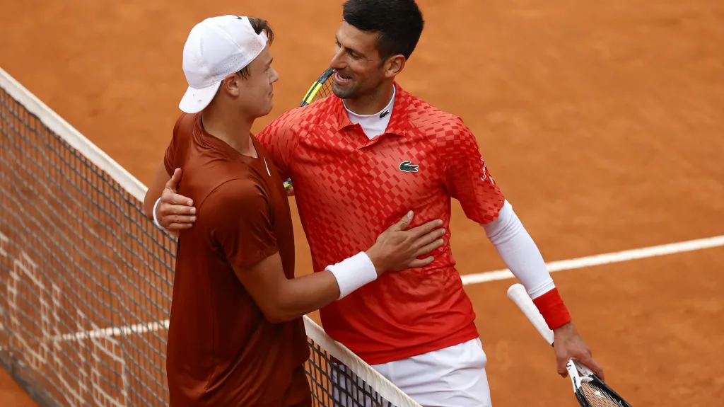 Novak Djokovič gratuluje Holgeru Runemu