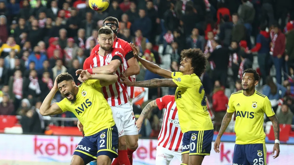 Ondřej Čelůstka (uprostřed) z Antalyasporu hlavičkuje v utkání s Fenerbahce