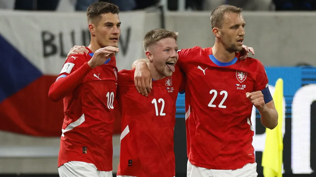 Český celek oslavuje první gól v brance Faerských ostrovů