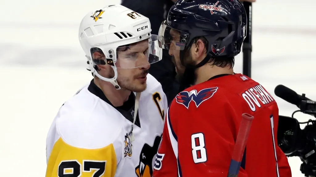 Sidney Crosby (vlevo) a Alexandr Ovečkin