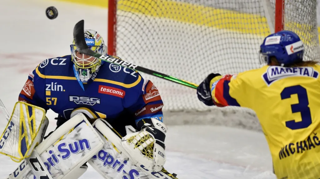 Albert Michnáč se snaží tečovat puk před Danielem Hufem