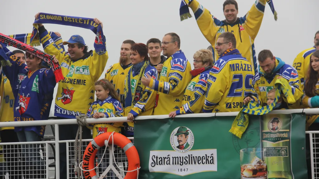 Ústečtí fanoušci na lodi