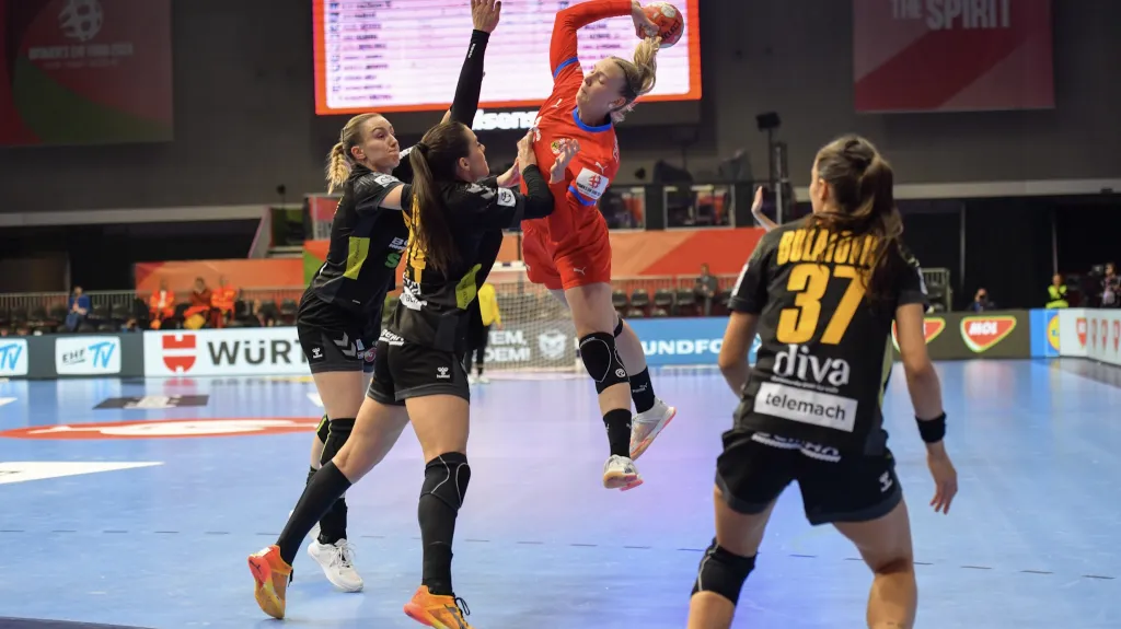 Charlotte Cholevová se snaží prosadit proti černohorské obraně