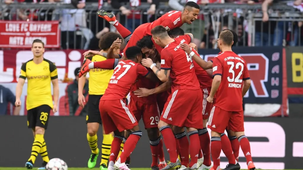 Fotbalisté Bayernu Mnichov se radují v utkání proti Borussii Dortmund