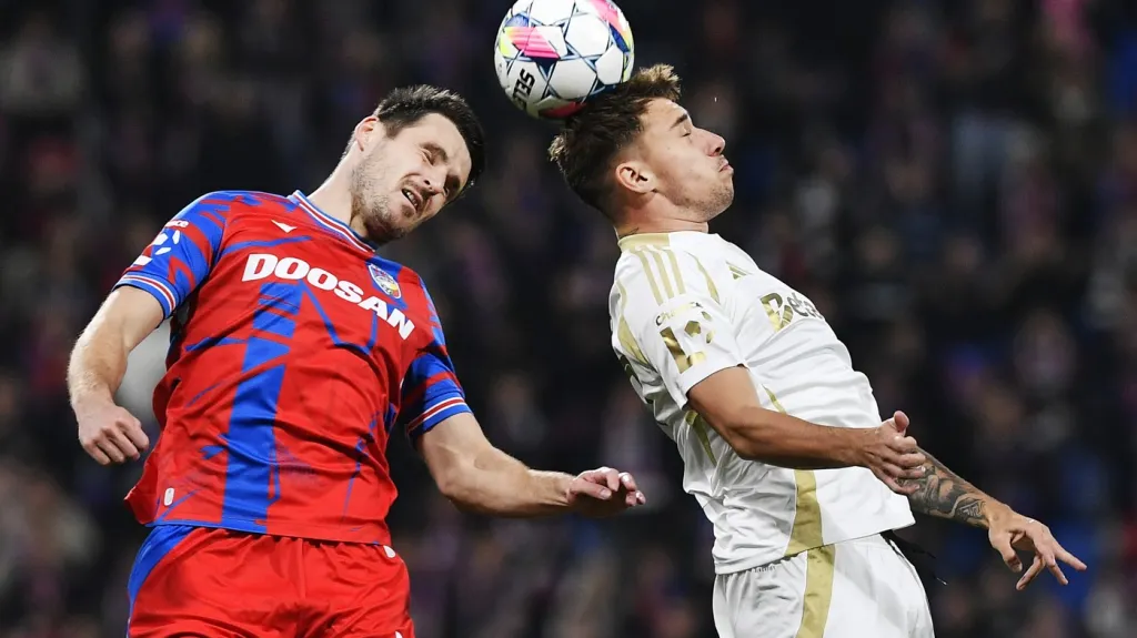 Matěj Ryneš ze Sparty (vpravo) v souboji s Milanem Havlem z Plzně