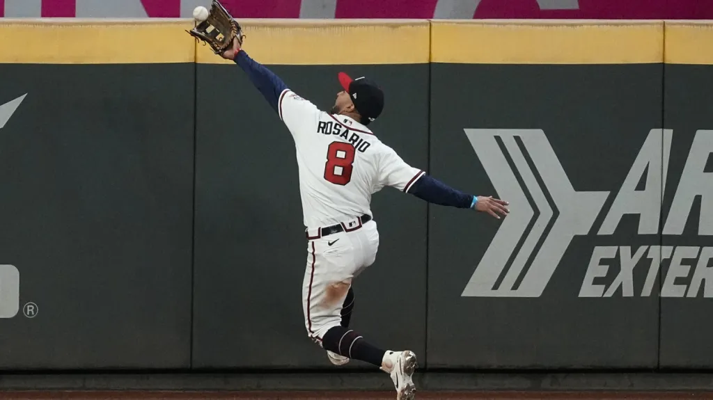 Rozhodující obranný zákrok Eddieho Rosaria proti odpalu Jose Altuveho