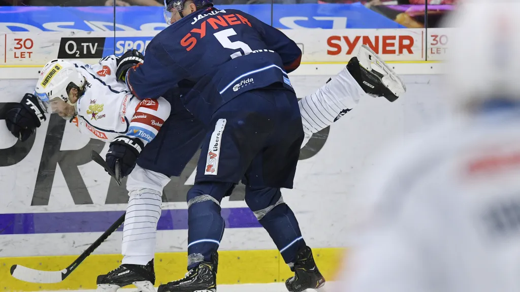 Jaromír Jágr v souboji s Ladislavem Šmídem