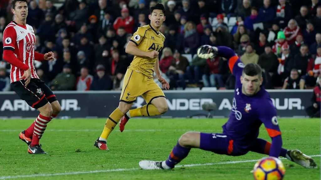 Son Hung-min překonává brankáře Forstera