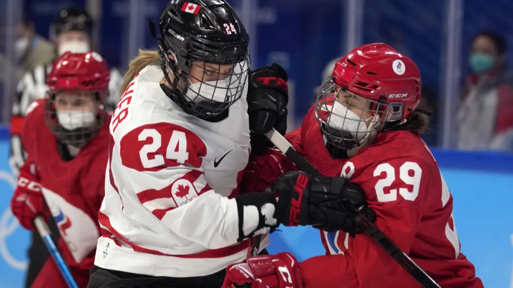 Utkání hokejistek Kanady a ROV v rouškách
