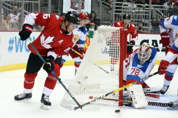 Kanaďan Jonathan Toews se snaží překvapit ruského brankáře Sergeje Bobrovskiho