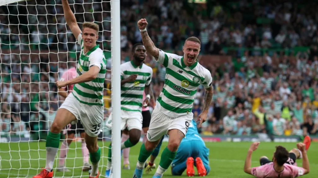 Fotbalisté Celticu se radují v utkání proti estonskému Nömme Kalju