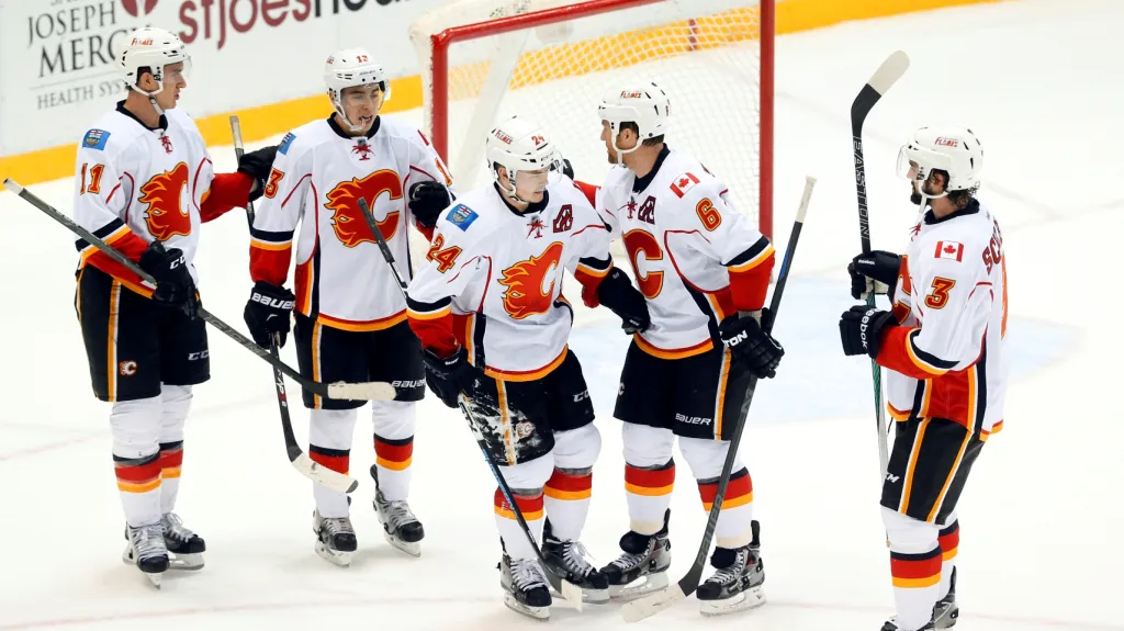 Jiří Hudler (uprostřed) slaví se svými spoluhráči z Calgary branku