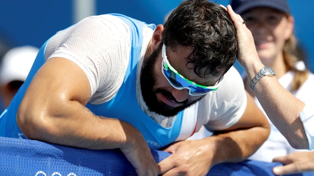 Vyčerpaný Josef Dostál po dojezdu stříbrného závodu na 1000 metrů