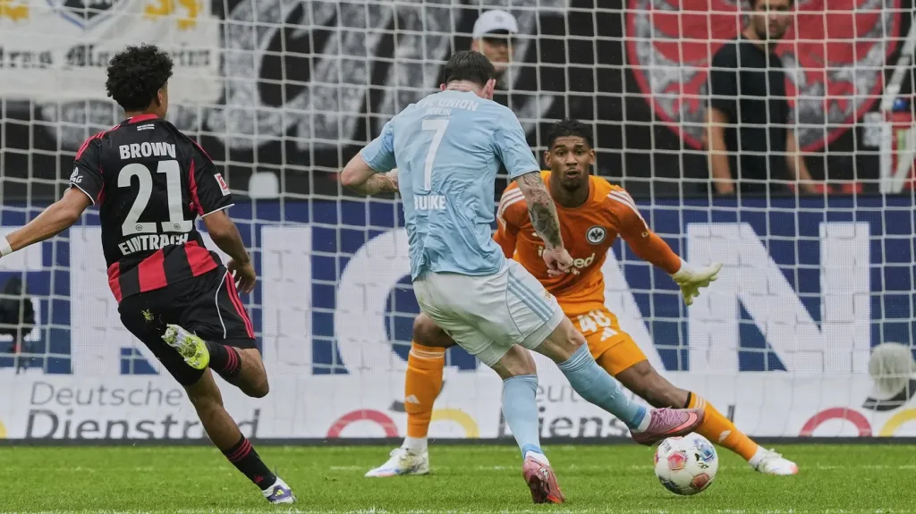 Oliver Burke (v modrém) skóruje proti Frankfurtu