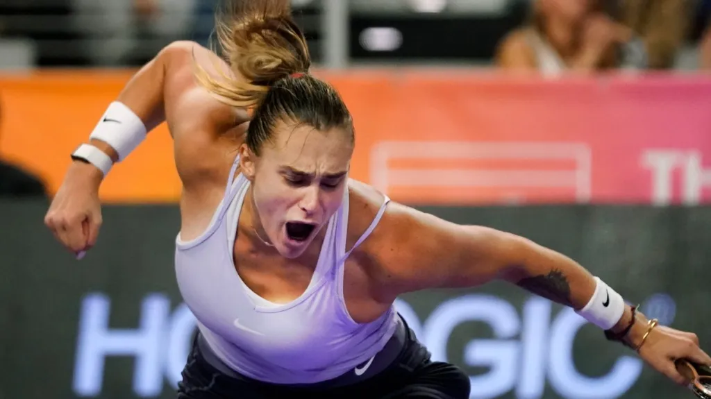 Aryna Sabalenková slaví v utkání s Igou Šwiatekovou.