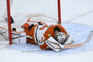 Petr Mrázek se v utkání Anaheimu s Chicagem zranil