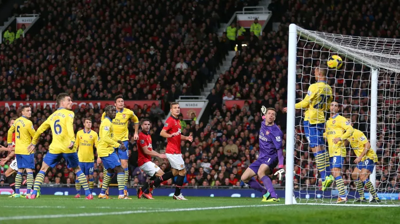 Robin van Persie střílí gól proti Arsenalu