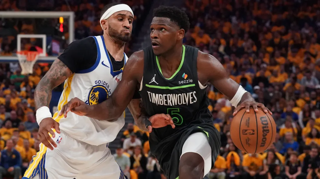 Anthony Edwards (vpravo) v dresu Minnesoty