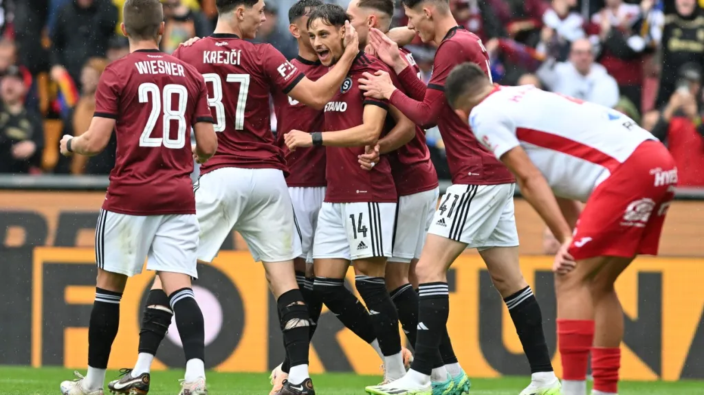 Fotbalisté Sparty se radují z gólu v utkání s Pardubicemi
