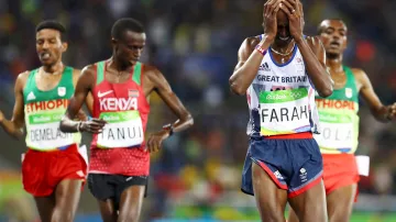 Nevěřícný Mohamed Farah v cíli běhu na 10 km