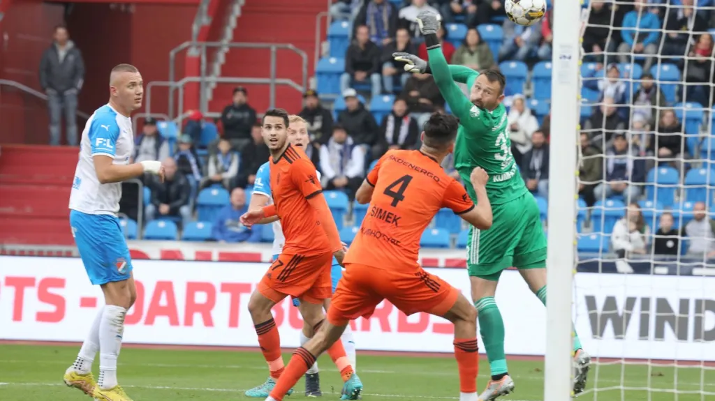 Mladoboleslavský gólman Jan Šeda sleduje, jak míč v zápase proti Baníku Ostrava míří za jeho záda