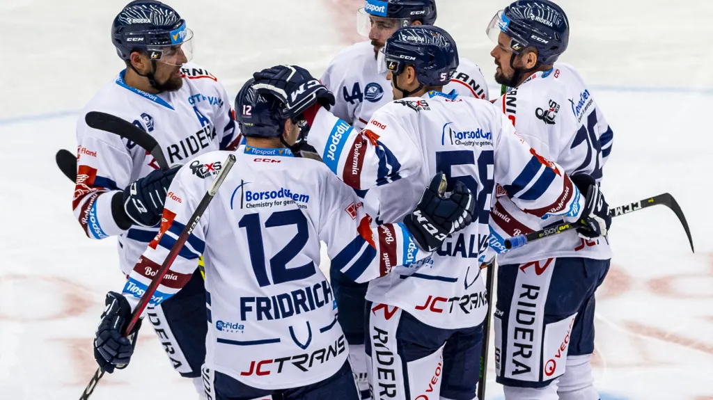 Rostislav Marosz (vpravo) se raduje s hráči z Vítkovic