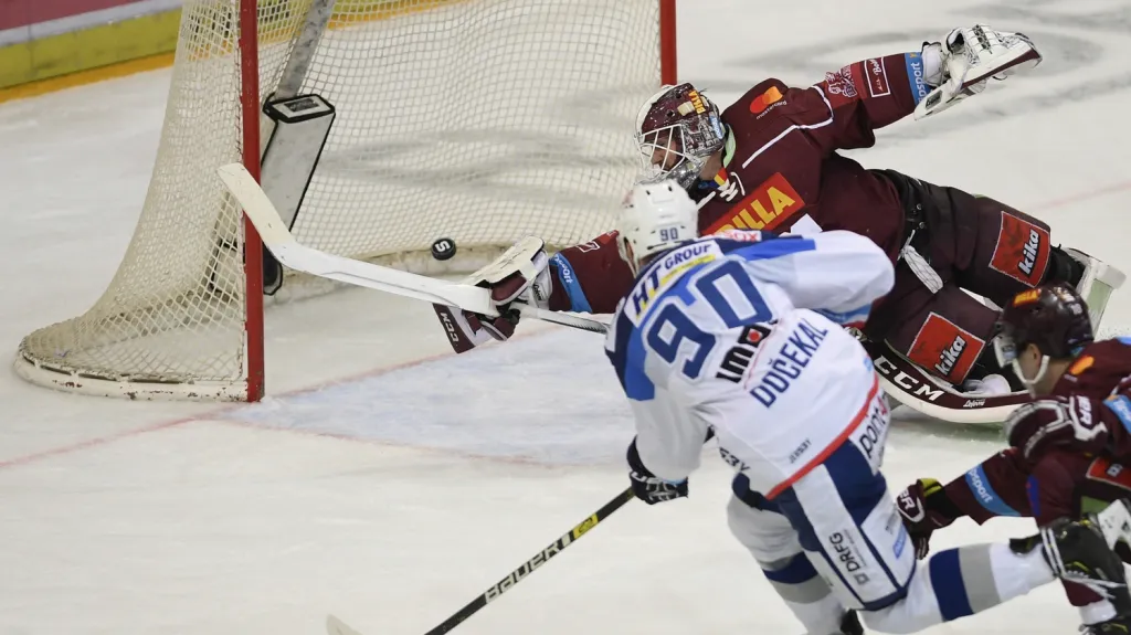 Martin Dočekal střílí gól do branky Sparty