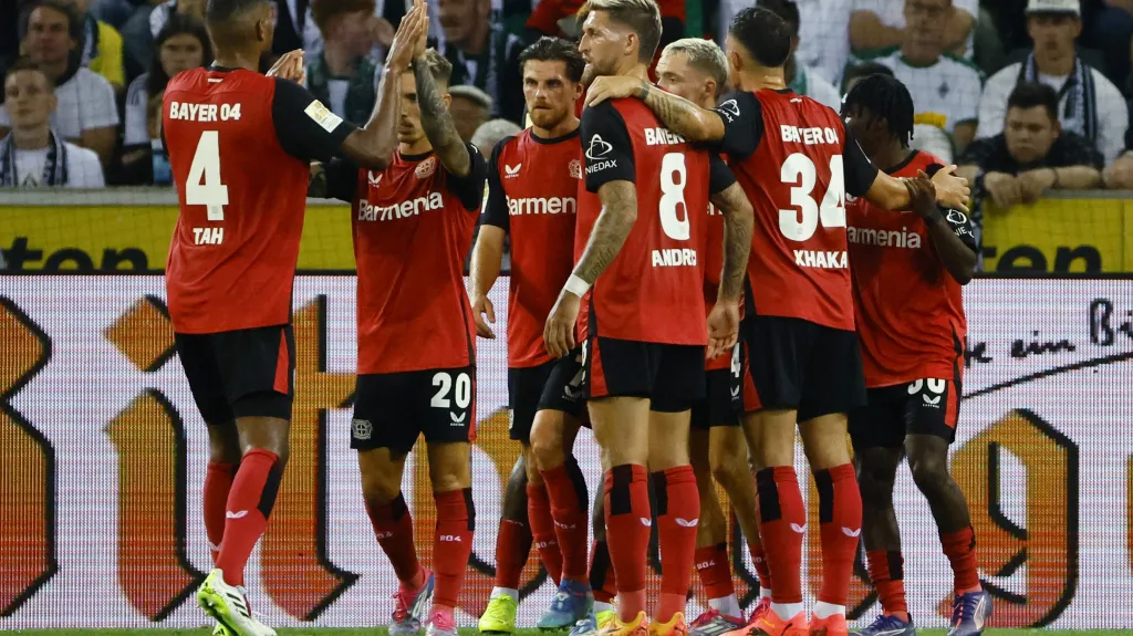 Fotbalisté Leverkusenu se radují z gólu v Bundeslize