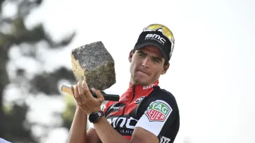 Greg Van Avermaet s kostkou pro vítěze Pekla severu
