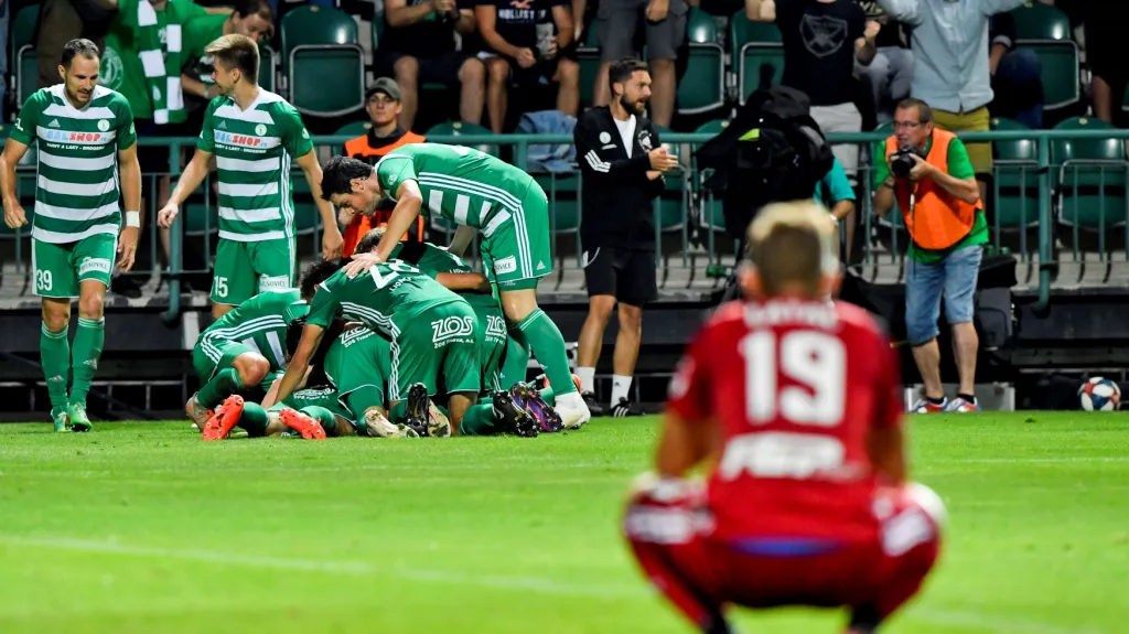 Fotbalisté Bohemians 1905 se radují z gólu v síti Olomouce