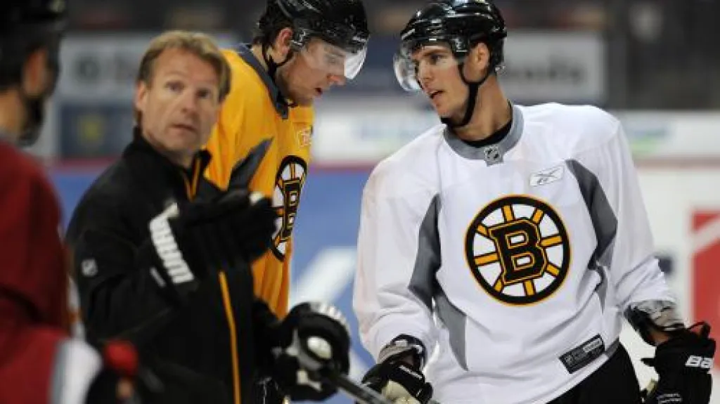 David Krejčí se spoluhráči na tréninku