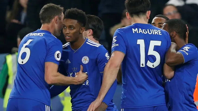 Fotbalisté Leicesteru se radují z trefy Demaraie Graye