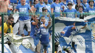 Ostravští chuligáni si ničí vlastní choreo a snaží se rozebrat plot