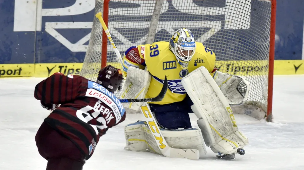 Sparťan Řepík střílí na Kašíka ze Zlína