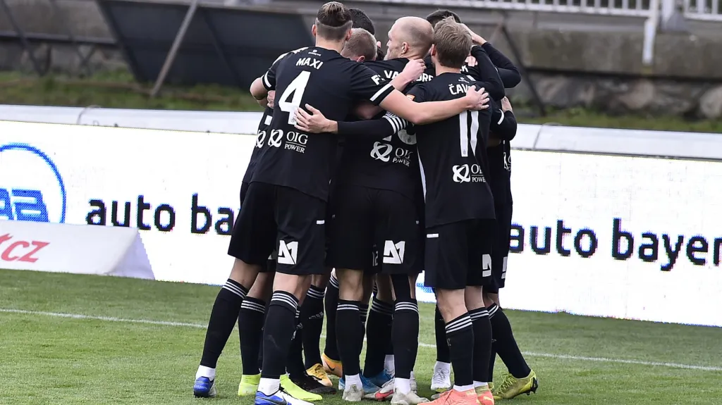 Fotbalisté Českých Budějovic oslavují gól v Brně