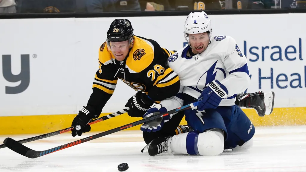 Ondřej Kaše (vlevo) v dresu Bostonu Bruins